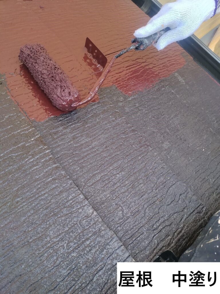 屋根の中塗りを行っていきます。<br />
屋根塗装の目的は外観の美しさを維持するほか、屋根の劣化を防ぎ雨漏りを防止することなどがあります。